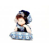 Muñeca porcelana acostada 13 x 10cm cuadros azul cielo