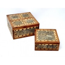 Caja madera 18 x 18cm decorada talla africana 