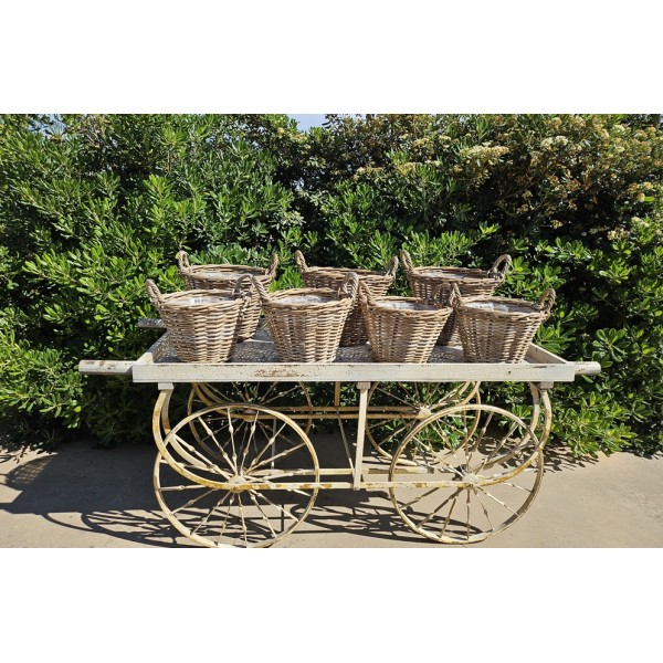 Set Alquiler carro madera 4 ruedas hierro 183 x 74 x 79cm marfil decapado envejecida c/cestos de rattan.