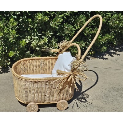 Alquiler carrito bebes rattan con ruedas para pajes 45 x 60 x 42 cm decorado para bodas o eventos 