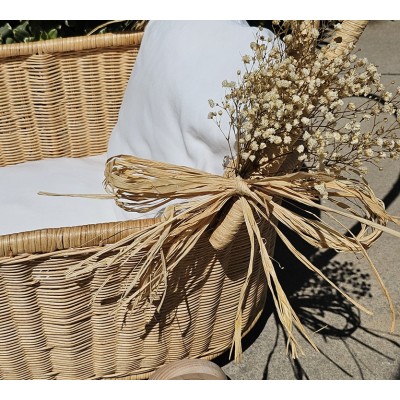 Alquiler carrito bebes rattan con ruedas para pajes 45 x 60 x 42 cm decorado para bodas o eventos