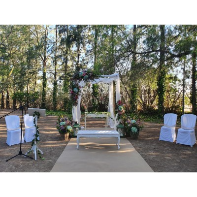 Set alquiler ceremonia pérgola madera. arcos de flores bodas